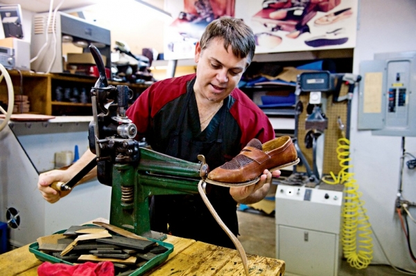 Открытие мастерской по ремонту обуви: плюсы и минусы